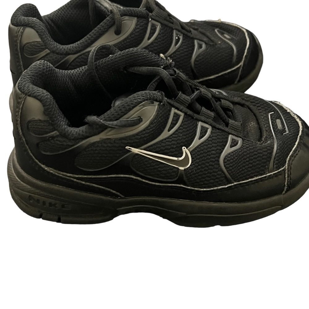 Boys size 9 nike MaxAir  shoes  all black